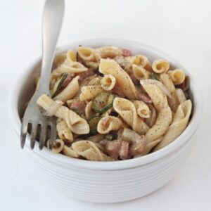 PASTA ALL' AVENA CON PANCETTA PORRI ZUCCHINE PEPE UOVO - 4113