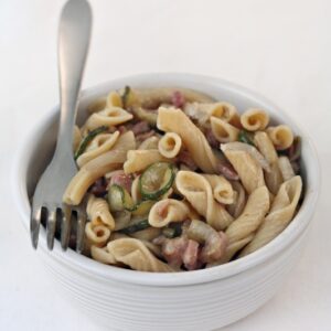 PASTA ALL' AVENA CON PANCETTA PORRI ZUCCHINE PEPE UOVO - 4112