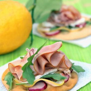 FOCACCETTE SECCHE CON LIMONE QUARTIROLO RAPANELLI RUCOLA E ARROSTO DI TACCHINO AFFUMICATO - 4277