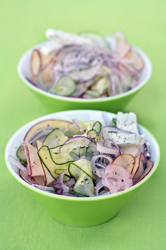 INSALATA SOTTILISSIMA DI CIPOLLE CETRIOLO MELA E FETA - 4280