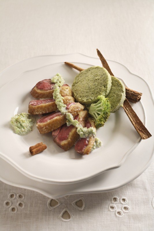 PETTO DOCA CON CREMA E DIISCHETTI DI FLAN DI BROCCOLI E CANNELLA - 4287