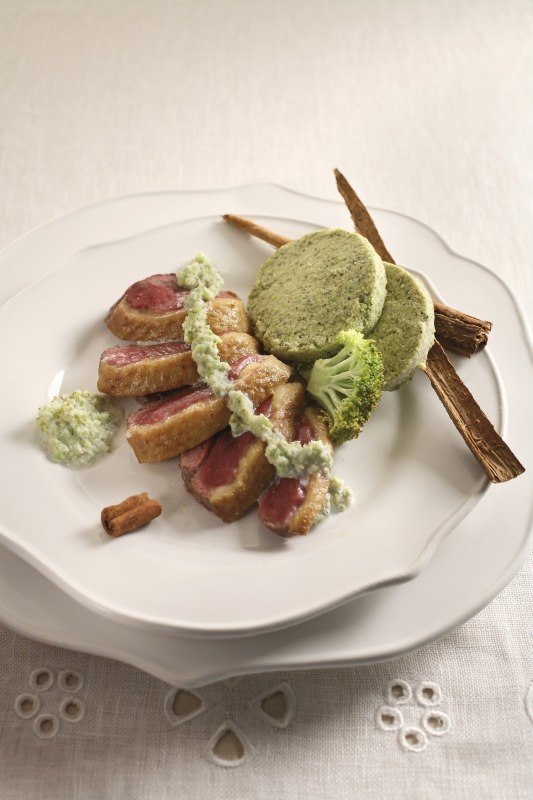 PETTO DOCA CON CREMA E DIISCHETTI DI FLAN DI BROCCOLI E CANNELLA - 4288