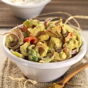 POLLO AL CURRY CON PEPERONI ROSSI E VERDI CIPOLLE ROSSE UVETTA - 4374