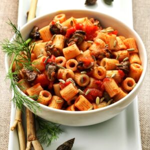 DITALI AL SUGO DI LUMACHE DI MARE CON FINOCCHIO SELVATICO E SEMI DI FINOCCHIO