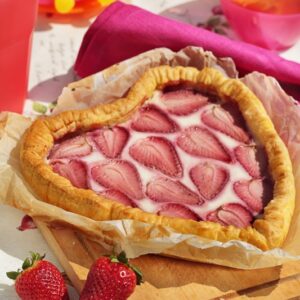 CUORE DI SFOGLIA CON PANNA E RICOTTA E FRAGOLE - 4588