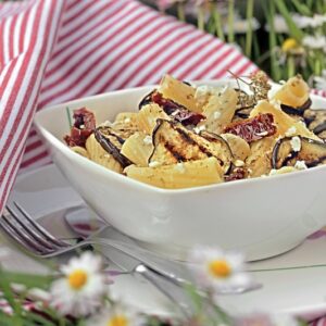 TORTIGLIONI CON MELANZANE GRIGLIATE POMODORI SECCHI RICOTTA GRATTUGIATA E ORIGANO - 4830