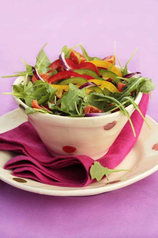 RASTA SALAD CON PEPERONE ROSSO VERDE E GIALLO POMODORINI RUCOLA - 5002