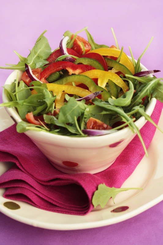 RASTA SALAD CON PEPERONE ROSSO VERDE E GIALLO POMODORINI RUCOLA E CIPOLLA ROSSA - 5004