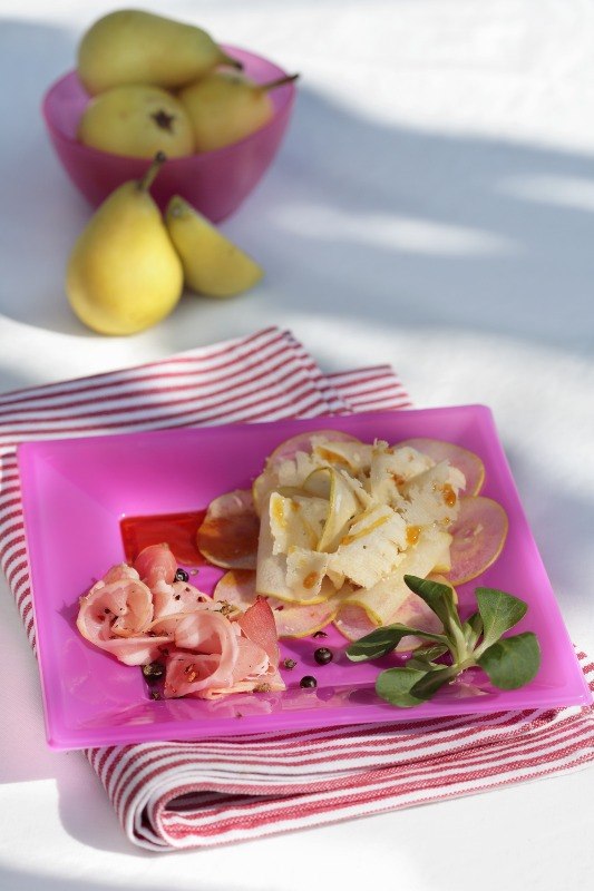 PETALI DI PERA CON PARMIGIANO STAGIONATO MIELE E PANCETTA AFFUMICATA AL GINEPRO - 5119