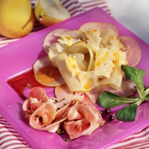 PETALI DI PERA CON PARMIGIANO STAGIONATO MIELE E PANCETTA AFFUMICATA AL GINEPRO - 5121