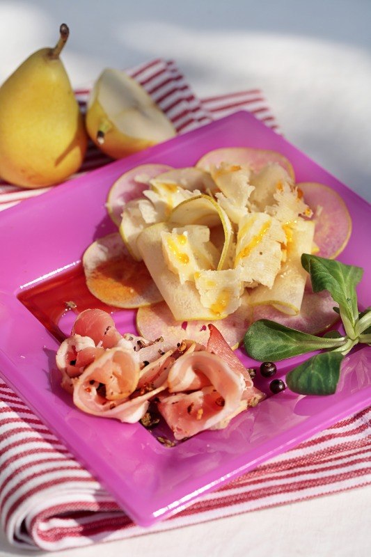 PETALI DI PERA CON PARMIGIANO STAGIONATO MIELE E PANCETTA AFFUMICATA AL GINEPRO - 5121