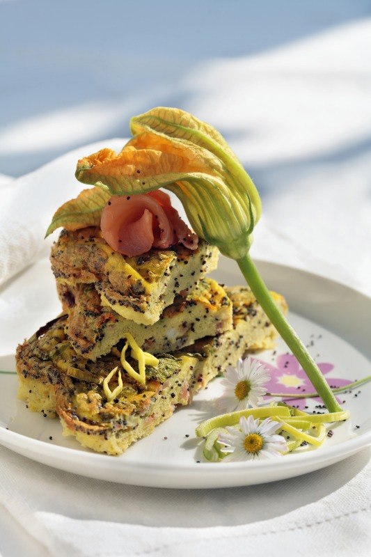 FRITTATINA CON FIORI DI ZUCCA SEMI DI PAPAVERO PORRI E SALMONE AFFUMICATO - 5130