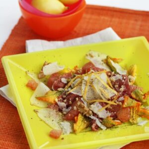 CARPACCIO CON POMPELMO ROSA FIORI DI ZUCCA FETTINE DI PERA PARMIGIANO NOCI E PEPE - 5134