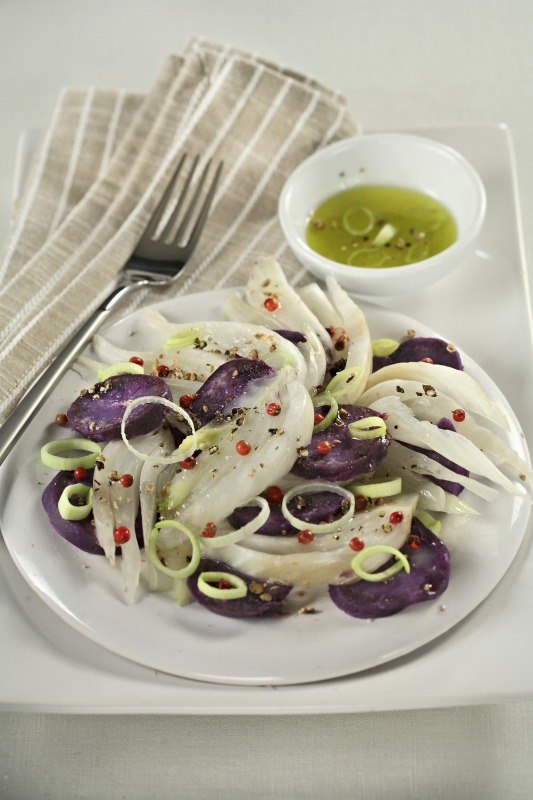 FINOCCHI CON PATATE VIOLA LESSE CON VINAIGRETTE DI  LIMONE OLIO PORRI PEPE PORRI PEPE ROSA CORIANDOLO - 5162