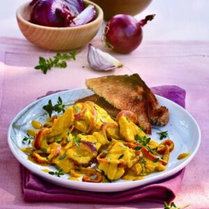 STRACCI DI TACCHINO CON CURCUMA ALL AGRO CON ACETO BIANCO CIPOLLE ROSSE YOGURT SANTOREGGIA