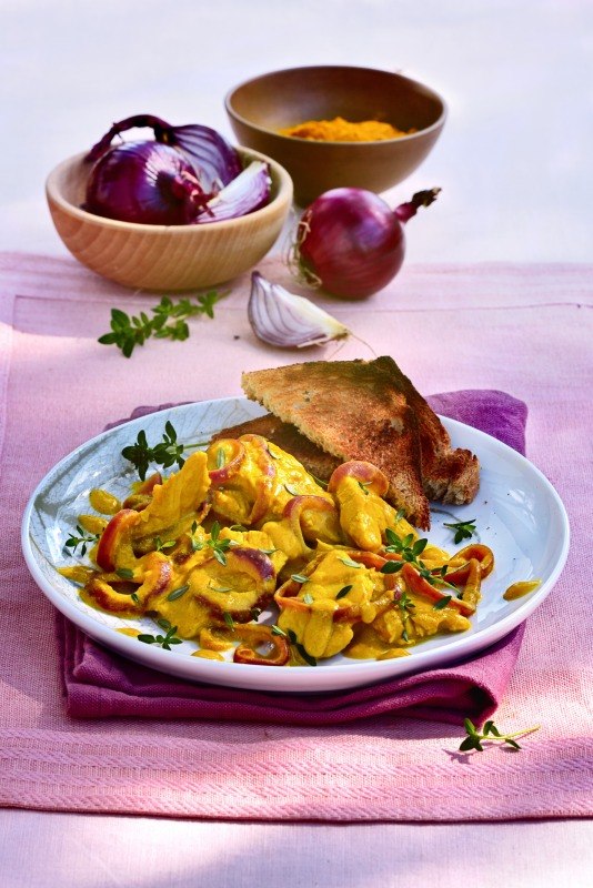STRACCI DI TACCHINO CON CURCUMA ALL AGRO CON ACETO BIANCO CIPOLLE ROSSE YOGURT SANTOREGGIA