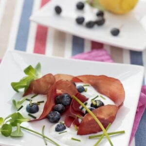 BRESAOLA CON PANNA ACIDA MIRTILLI ERBA CIPOLLINA - 5751