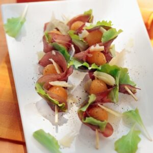 SPIEDINI FREDDI CON BRESAOLA LATTUGA MELONE PECORINO SARDO STAGIONATO OLIO E PEPE - 5758