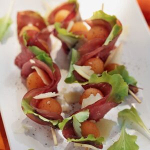 SPIEDINI FREDDI CON BRESAOLA LATTUGA MELONE PECORINO SARDO STAGIONATO OLIO E PEPE - 5760
