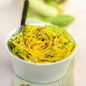SPAGHETTI CON ZUCCHINE TROMBETTA AGLIO ZAFFERANO TIMO PEPE- 6069