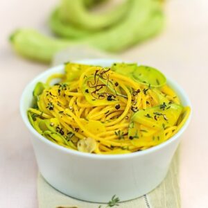 SPAGHETTI CON ZUCCHINE TROMBETTA AGLIO ZAFFERANO TIMO PEPE - 6065