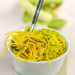 SPAGHETTI CON ZUCCHINE TROMBETTA AGLIO ZAFFERANO TIMO PEPE- 6073