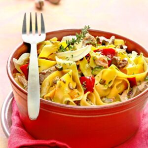 PAPPARDELLE AL SUGO DI FARAONA PEPERONI TIMO OLIVE E PISTACCHI