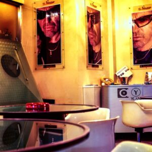 INTERNO "MAKIA - MILANO" ANGOLO CON TAVOLINI E RITRATTI VASCO ROSSI
