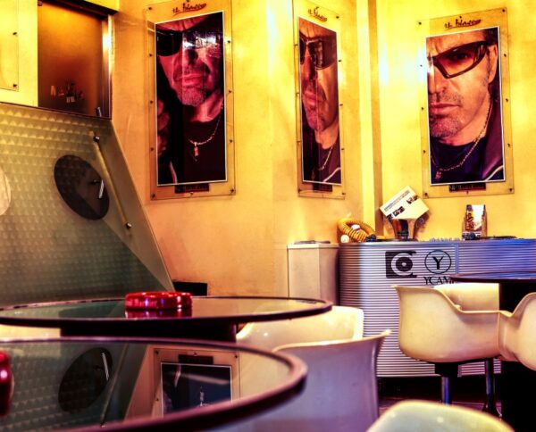INTERNO "MAKIA - MILANO" ANGOLO CON TAVOLINI E RITRATTI VASCO ROSSI