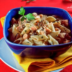 MEZZE PENNE AL SALMONE CON TONNO FRESCO E FUNGHI