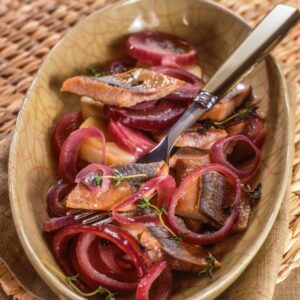 TERRINA DI ARINGHE AFFUMICATE, CIPOLLE ROSSE E PATATE AL TÈ - S 1704038