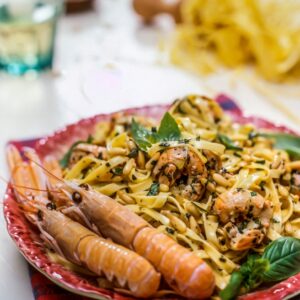 TAGLIOLINI CON SCAMPI E PINOLI - S 18 02 76 - 75332
