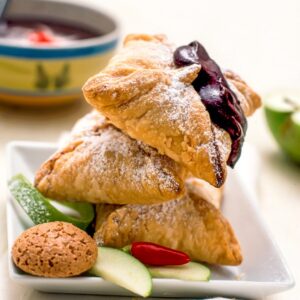 SFOGLIATELLE DI MELE CON SALSA DI CIOCCOLATO AL PEPERONCINO - S 23 04 943 - 77177