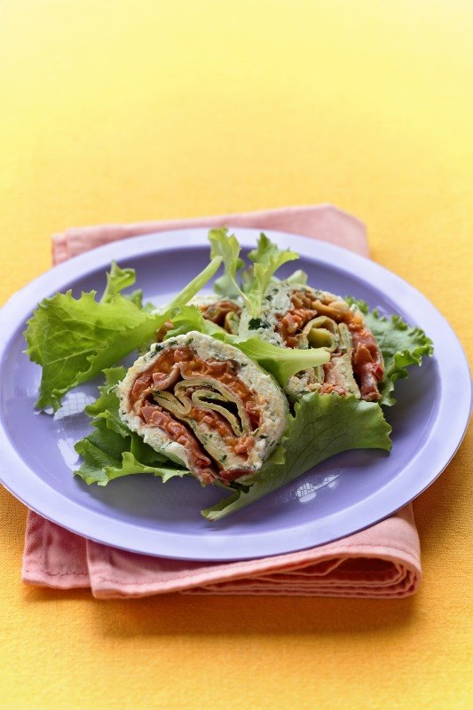 ROLLÈ DI FORMAGGIO AL PREZZEMOLO CON PROSCIUTTO COTTO SALSA DI PEPERONI ROSSI E GIALLI E FRITTATA - 1134