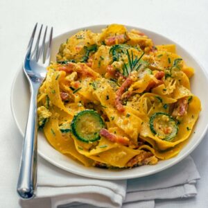 PAPPARDELLE CON ZUCCHINE, SPECK E CREMA DI UOVA - S 25 04 088 - 77702