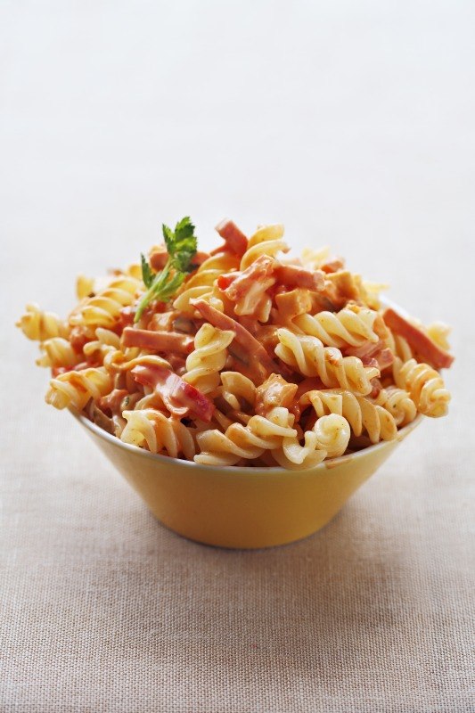 FUSILLI CON PROSCIUTTO COTTO CON SALSA DI PEPERONI - 1147