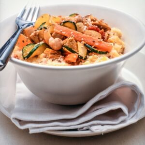 CUS CUS CON ZUCCHINE, CAROTE, CECI, CARNE DI VITELLO, SESAMO BIANCO, CIPOLLE