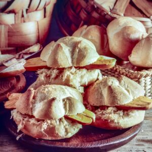 MICHETTA CON WURSTEL E CRAUTI