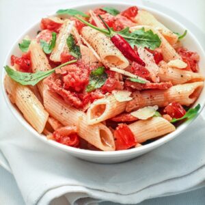 PENNE CON POMODORO RUCOLA PEPERONCINO E GRANA - 5696