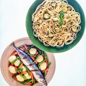 S 24960 PASTA CON LE ZUCCHINE, SGOMBRO CON CONTORNO DI VERDURE COTTE