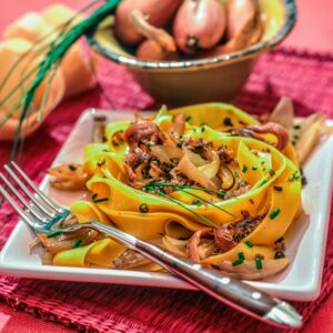 NIDI DI PAPPARDELLE IN SALSA DI SCALOGNI E ACCIUGHE AL PEPE VERDE - S 2304059 - 6301