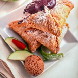 SFOGLIATELLE DI MELE CON SALSA AL CIOCCOLATO PICCANTE - S 2304938
