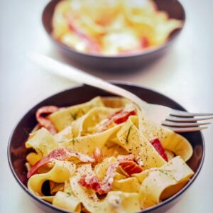 PAPPARDELLE CON MASCARPONE E SPECK ALLA VODKA - S 2404072 - 6350