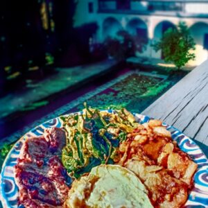 UOVA FRITTE CON CARNE DI MAIALE E PEPERONI VERDI