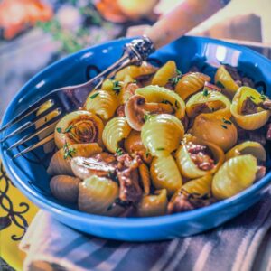 S 06980 CONCHIGLIE CON AGNELLO E VERDURE