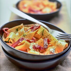 PAPPARDELLE CON MASCARPONE E SPECK ALLA VODKA - S 2404605 - 8303
