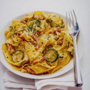 PAPPARDELLE CON ZUCCHINE, SPECK E CREMA DI UOVA - S 2504089 - 5608