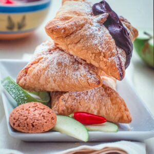 SFOGLIATELLE DI MELE CON SALSA AL CIOCCOLATO PICCANTE - S 2304942 - 5860