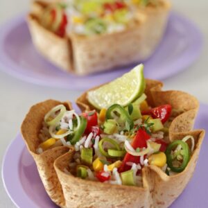 CESTINI DI TORTILLAS CON RISO BASMATI POMODORI AVOCADO MAIS PEPERONI PORRI LIME PEPERONCINO PICCANTE - 1231 2