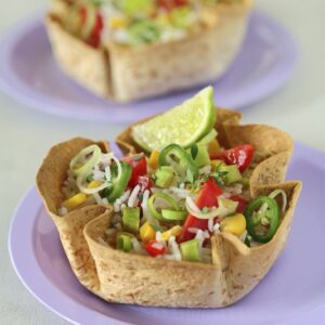 CESTINI DI TORTILLAS CON RISO BASMATI POMODORI AVOCADO MAIS PEPERONI PORRI LIME PEPERONCINO PICCANTE - 1231